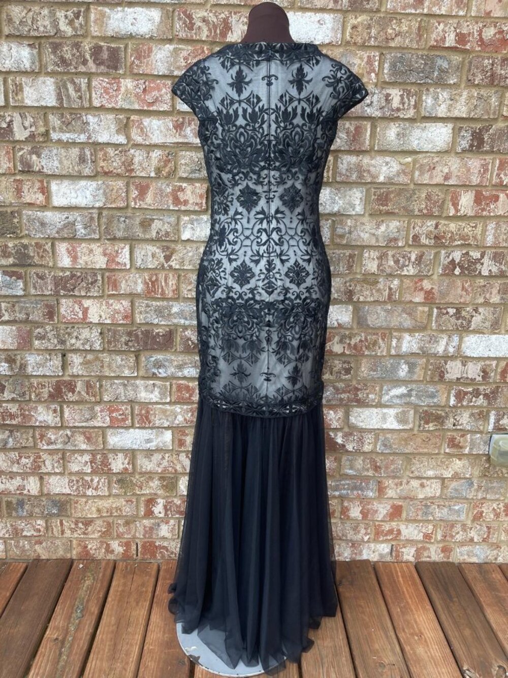 Tadashi Shoji Convertible Embroidered Tulle Cap Sleeve Gown in black/ivory sz. 2 - Picture 5 of 10